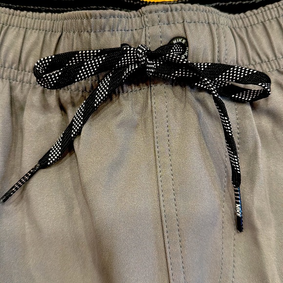 NWT🩳NIKE MENS BLACK AND GRAY XXL SWIM TRUNKS WITH TWO SIDE POCKETS AND LINING - Picture 2 of 9
